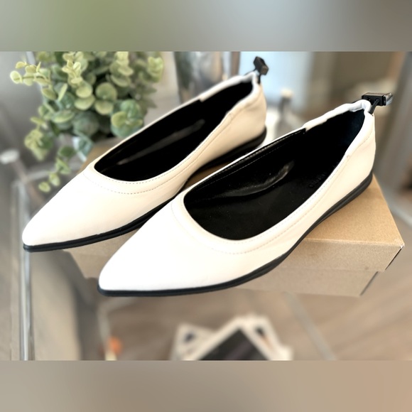 New! Vince Camuto Leather Flats SZ 7M - Picture 1 of 6